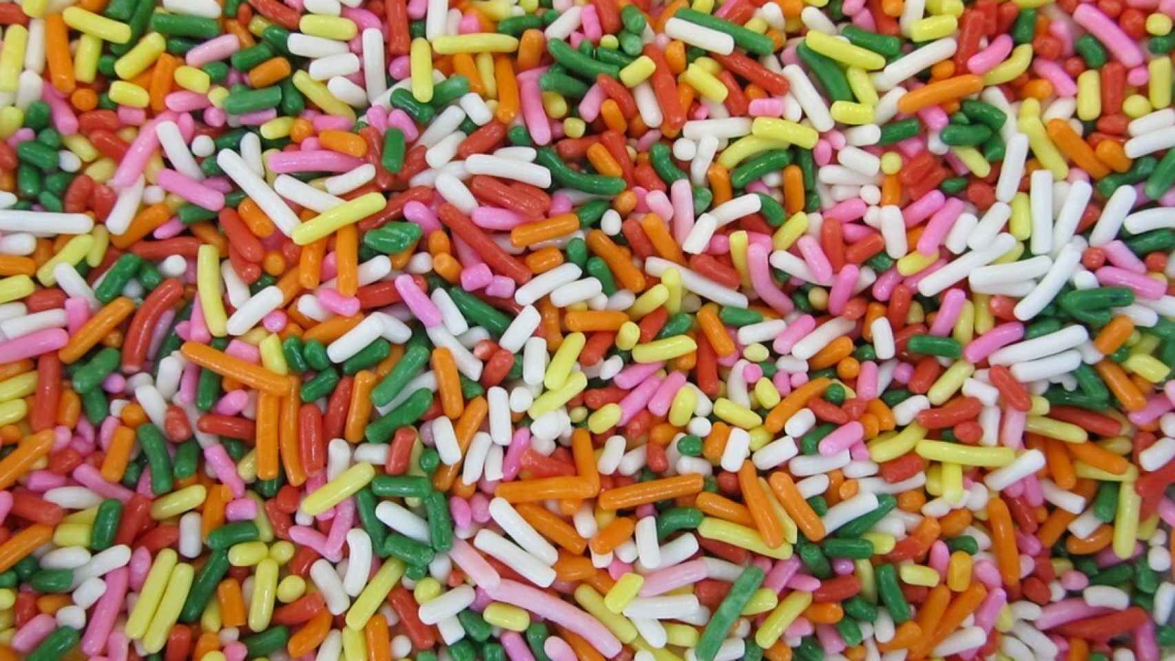 Cómo hacer sprinkles de colores comestibles para adornar postres y pasteles
