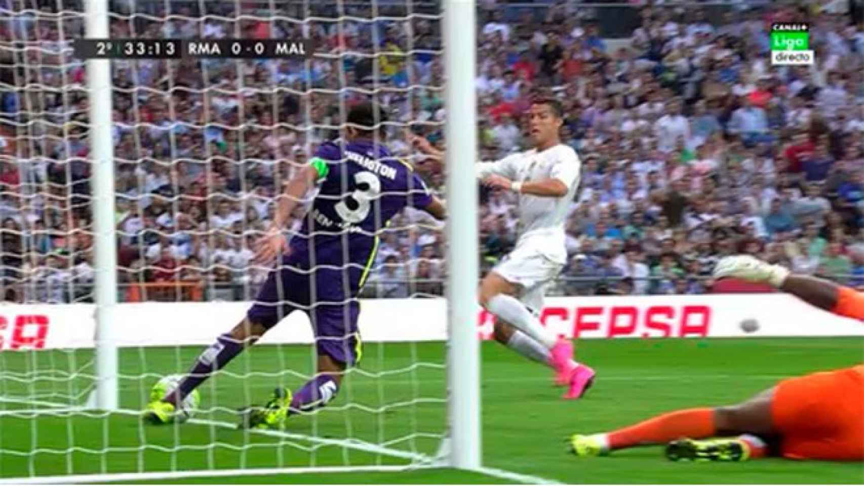 Cristiano mira el balón sobre la línea de gol.