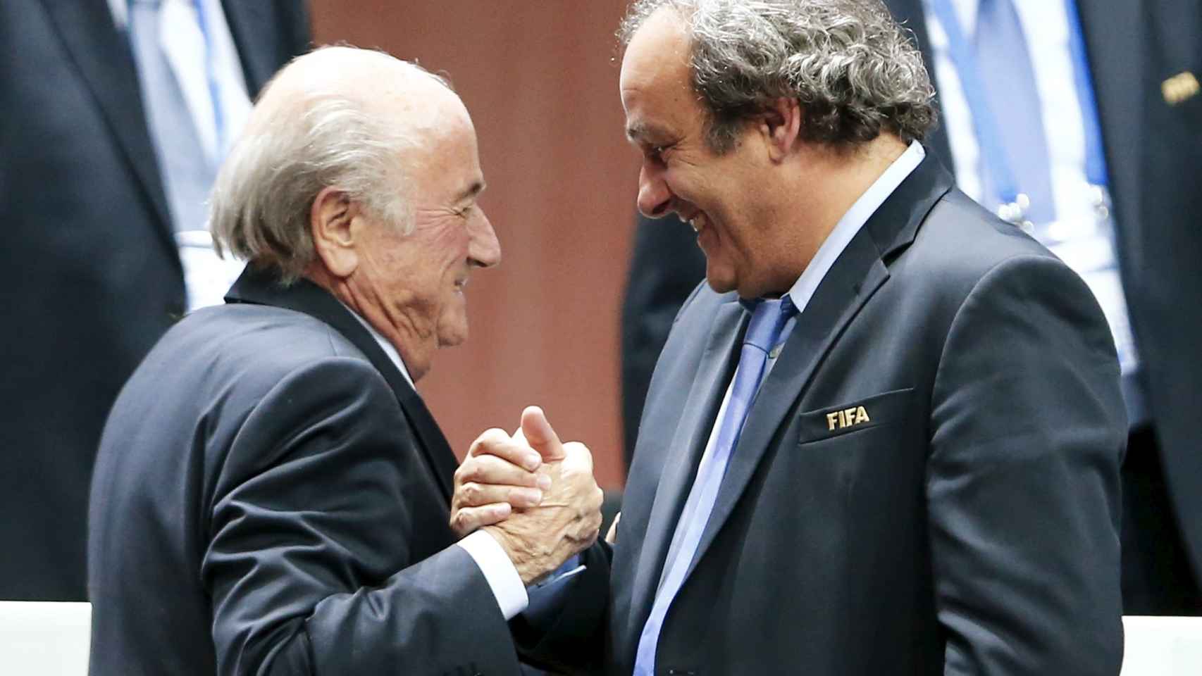 Platini felicita a Blatter por su reeleción como presidente de la FIFA.