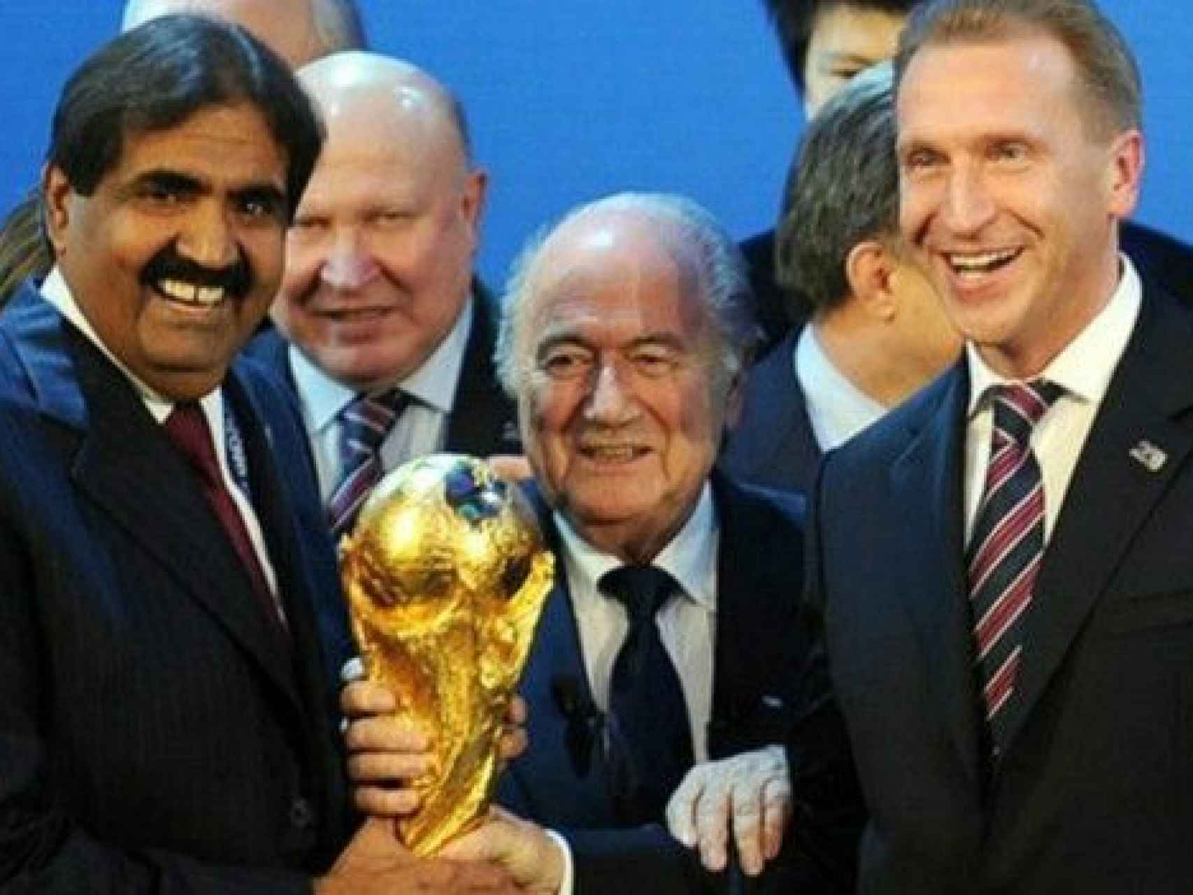 Joseph Blatter junto a los representantes de Rusia y Qatar.