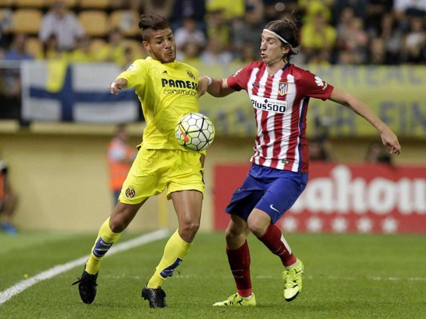 Jonathan dos Samntos pelea un balón con Filipe Luis.
