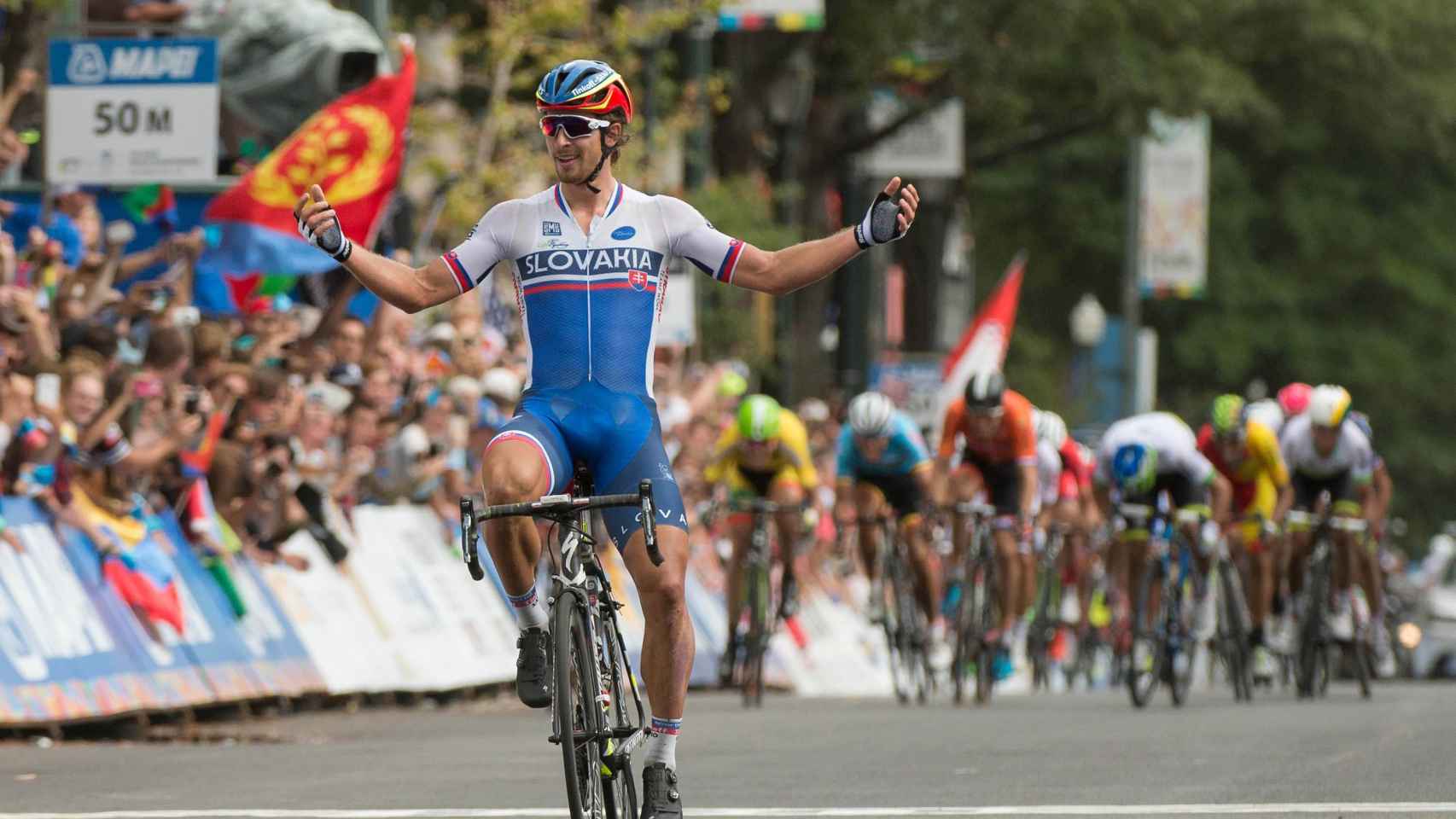 El ciclista eslovaco celebra al finalizar el campeonato.