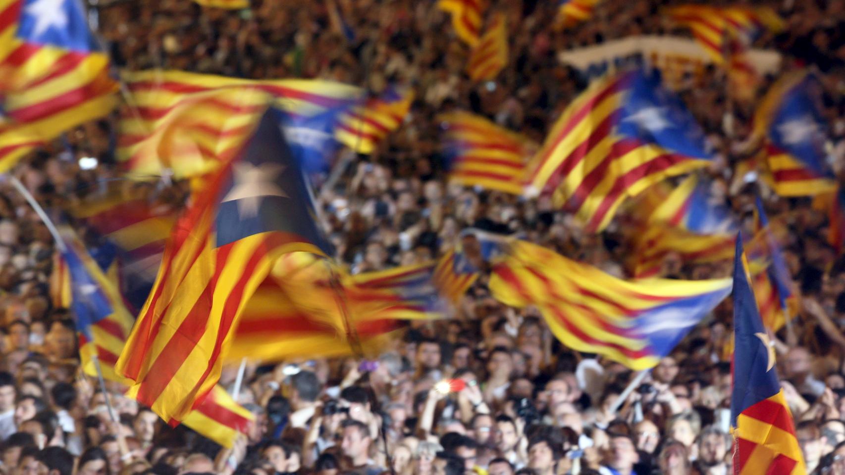 Independentistas ondeando banderas 'esteladas' en Barcelona.