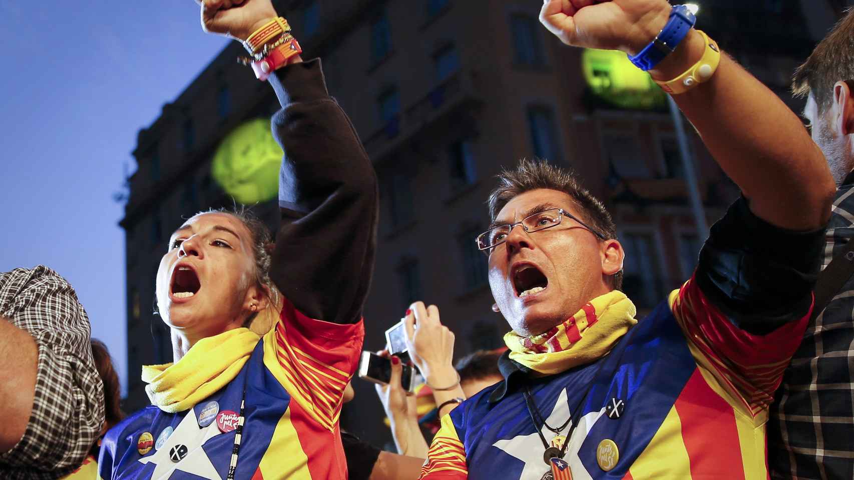 Simpatizantes de Junts pel Sí celebran los resultados en el centro de Barcelona