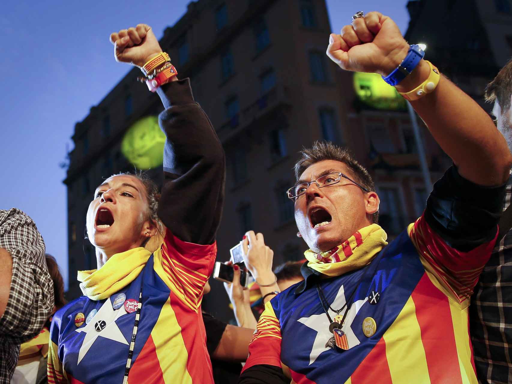 Simpatizantes de Junts pel Sí celebran los resultados en el centro de Barcelona