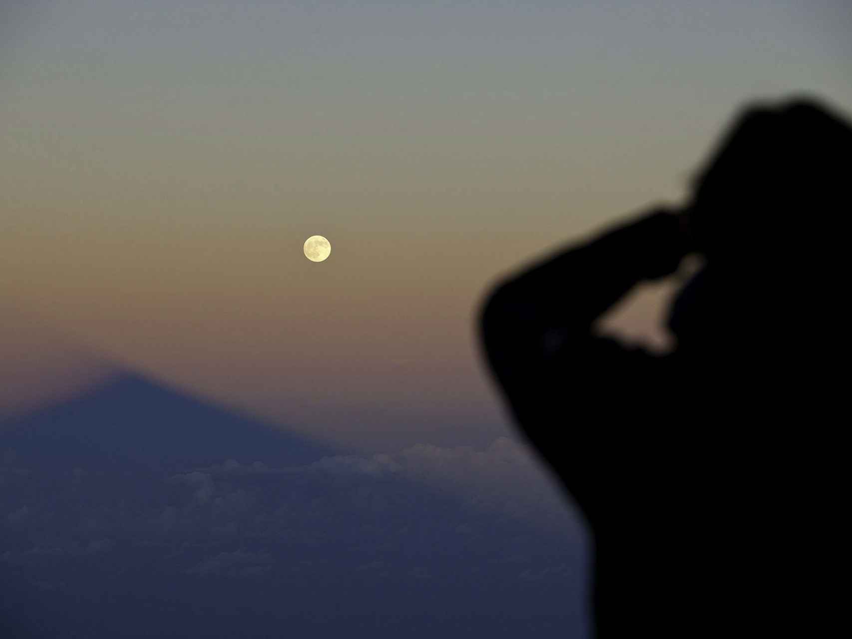 Imagen de la luna desde el Teide en Tenerife.