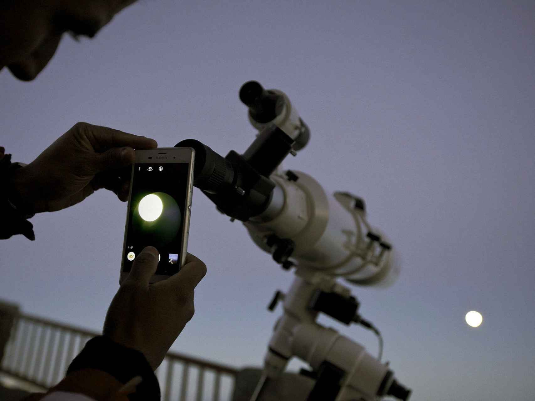 Un observador saca una foto de la luna en Tenerife.