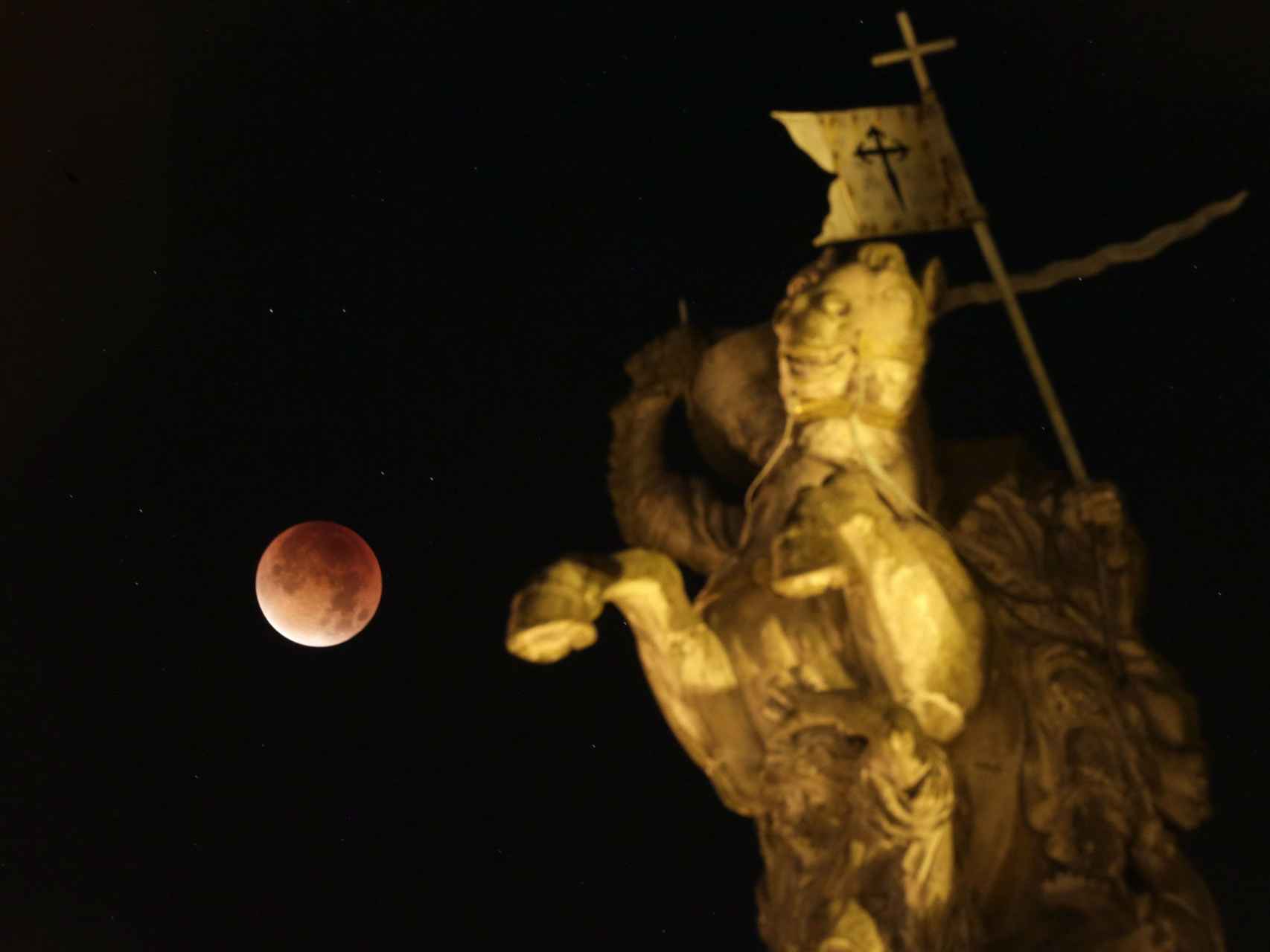 La 'luna de sangre' en Santiago de Compostela.
