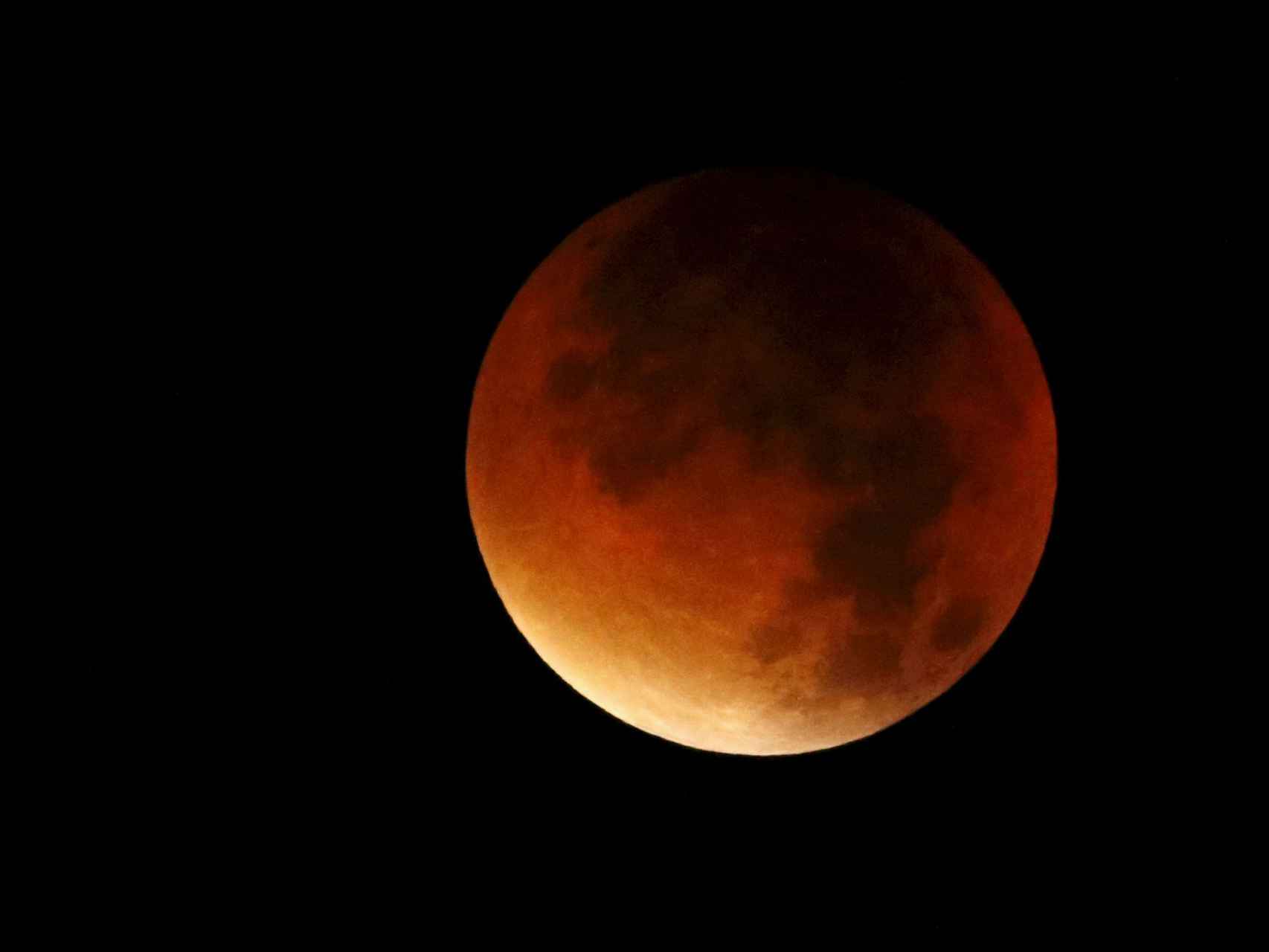 Así ha sido fotografiada la luna durante su espectacular eclipse en Colmar, Francia.