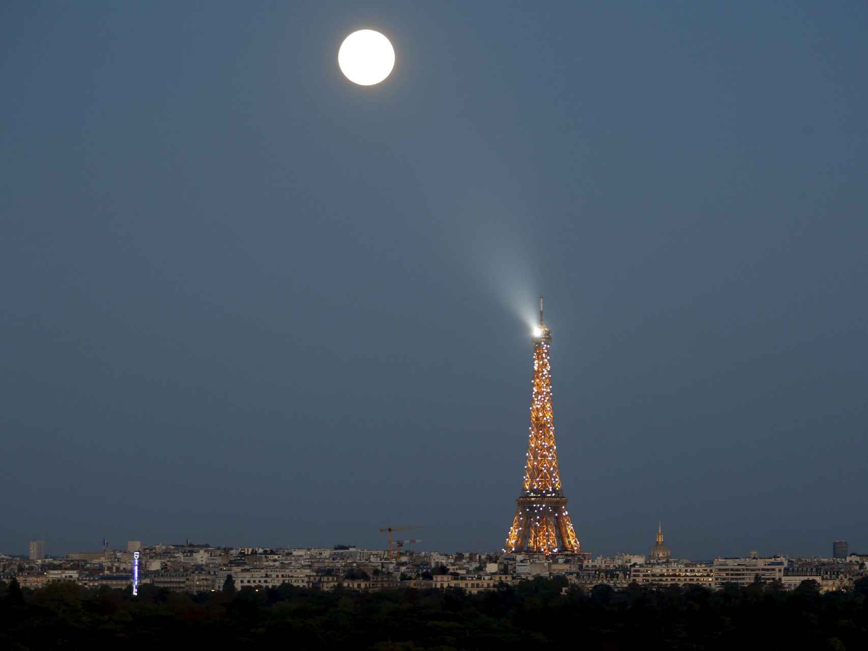 Otra imagen de la superluna de la pasada noche sobre París.