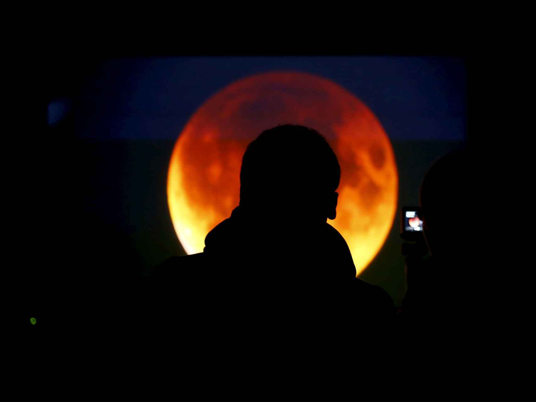 La luna con su color cobrizo durante el eclipse, en Varsovia.