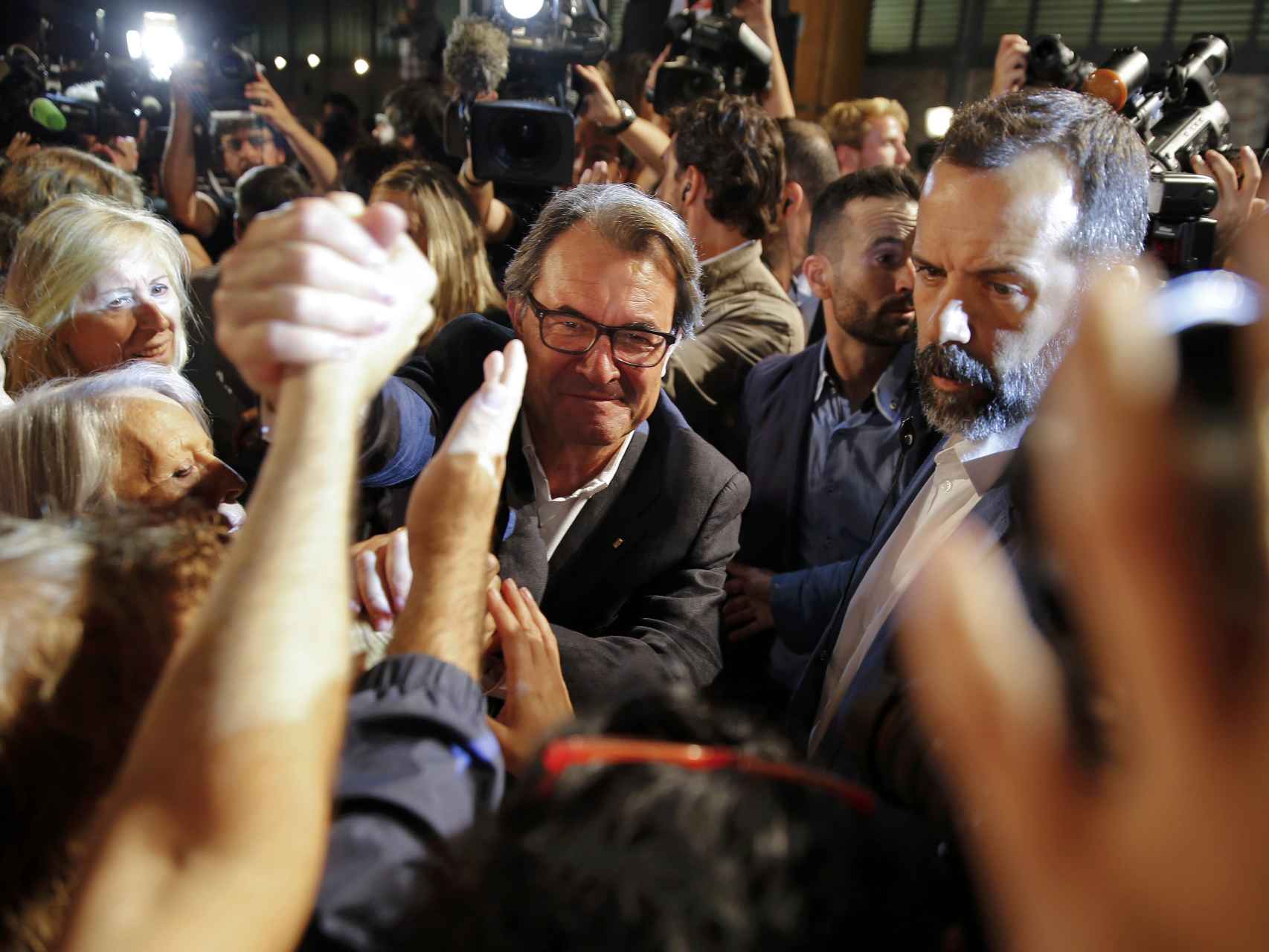 Artur Mas saluda a los simpatizantes de su candidatura electoral.