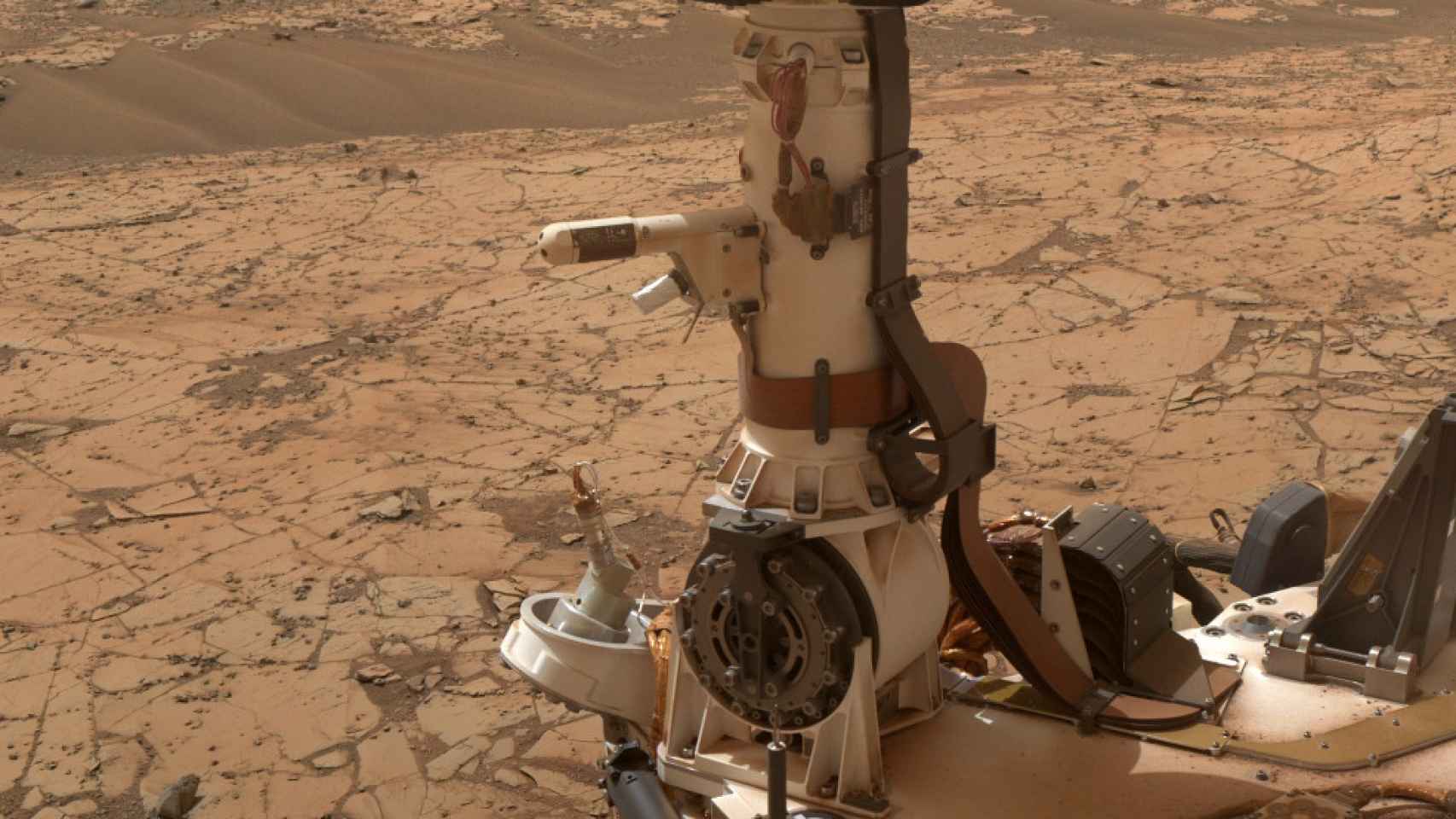 Los instrumentos meteorológicos del Curiosity con Marte de fondo.