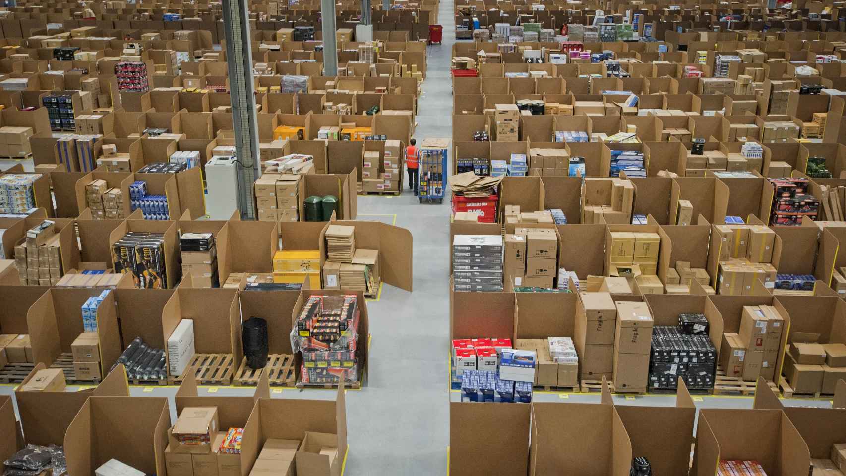 Interior de un almacén de Amazon