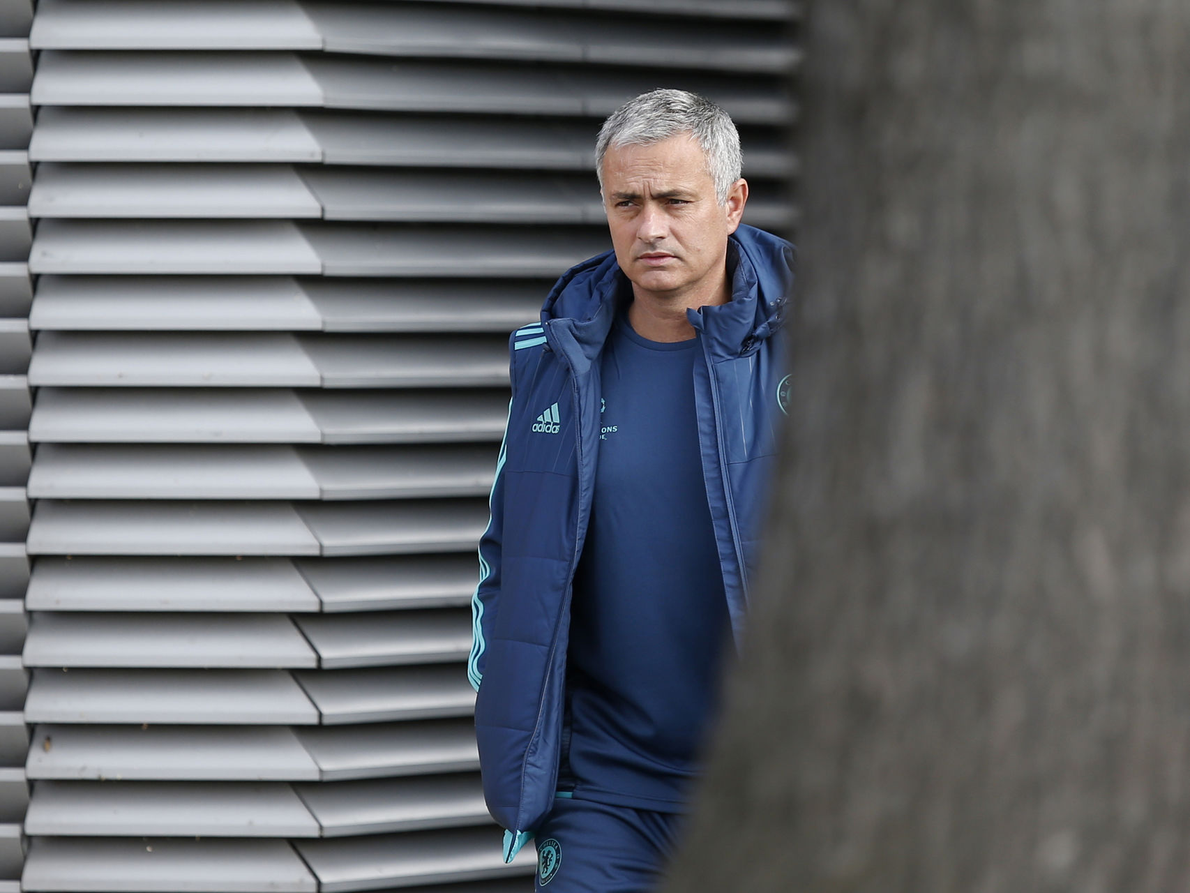 Mourinho llegando al entrenamiento del Chelsea
