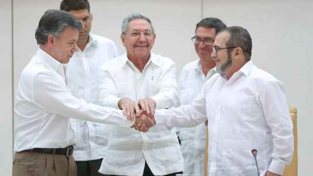 El presidente de Colombia estrecha manos con el líder de las Farc en septiembre.