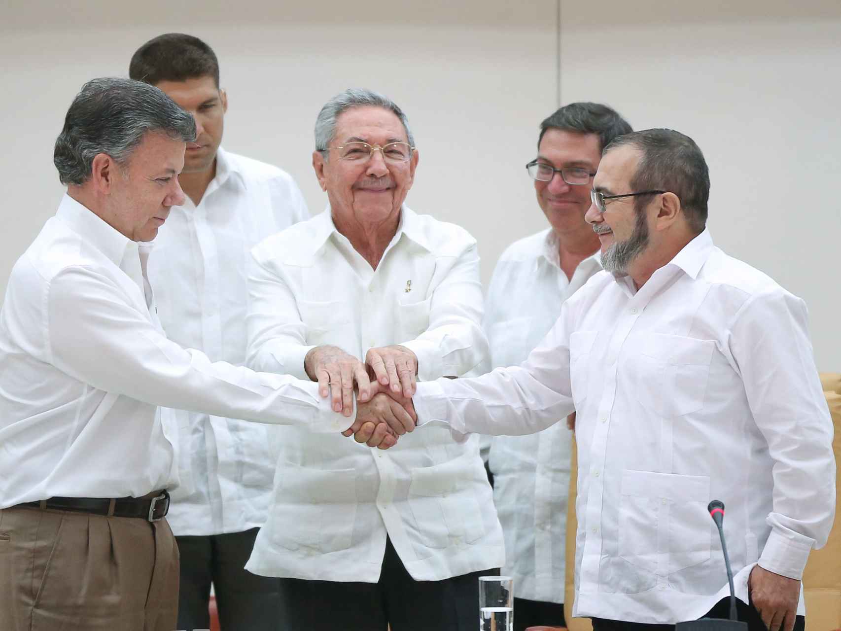 El presidente de Cuba, Raúl Castro, junto a su homólogo colombiano, Juan Manuel Santos, y el líder de las FARC, Rodrigo Londono / REUTERS