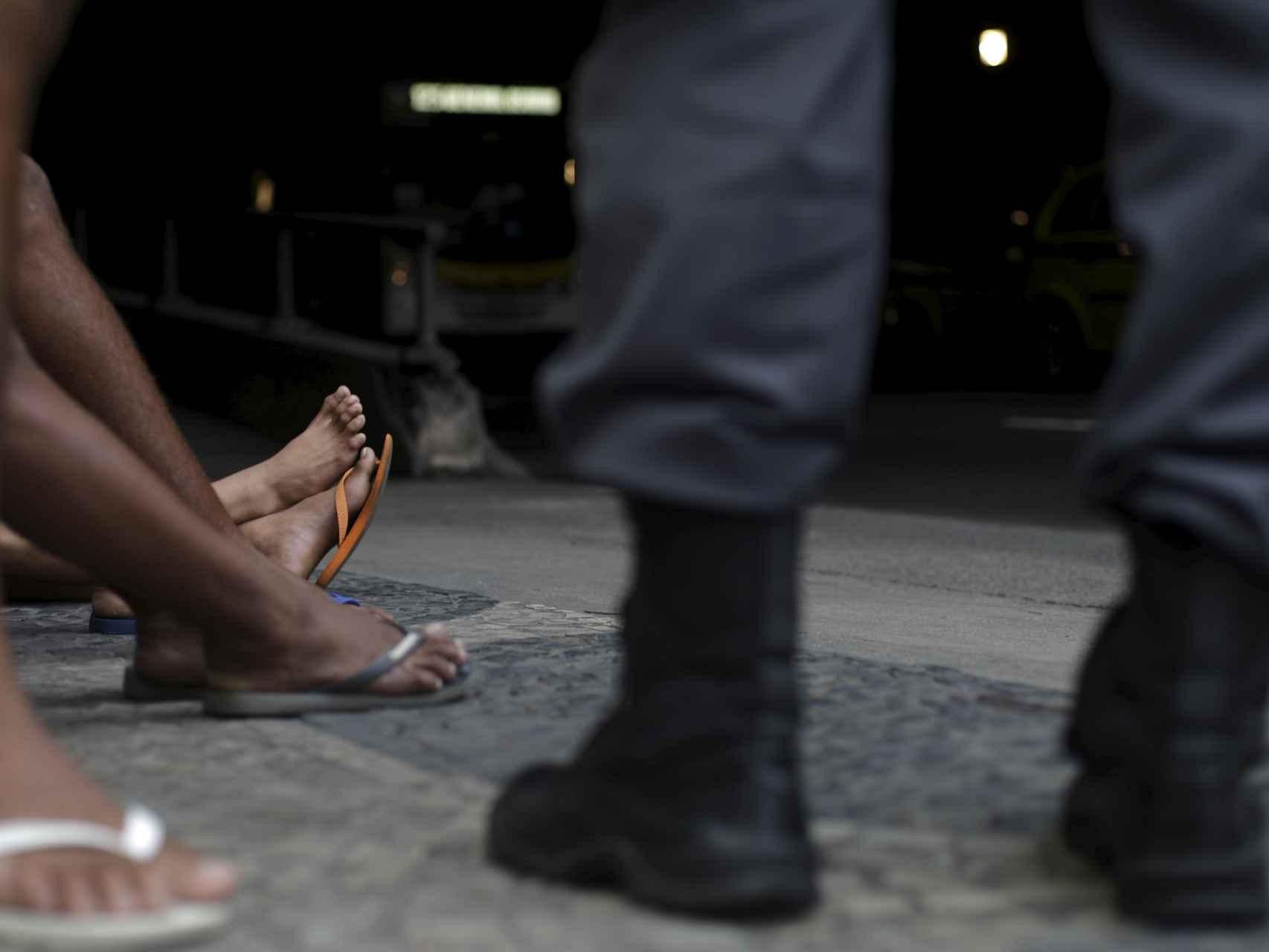 Menores son detenidos junto a la playa de Copacabana, en Río de Janeiro.