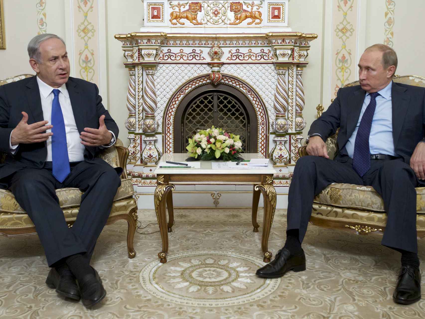 Putin y Netanyahu conversan durante su reunión en la residencia oficial de Novo-Ogaryovo a las afueras de Moscú el 21 de septiembre de 2015.