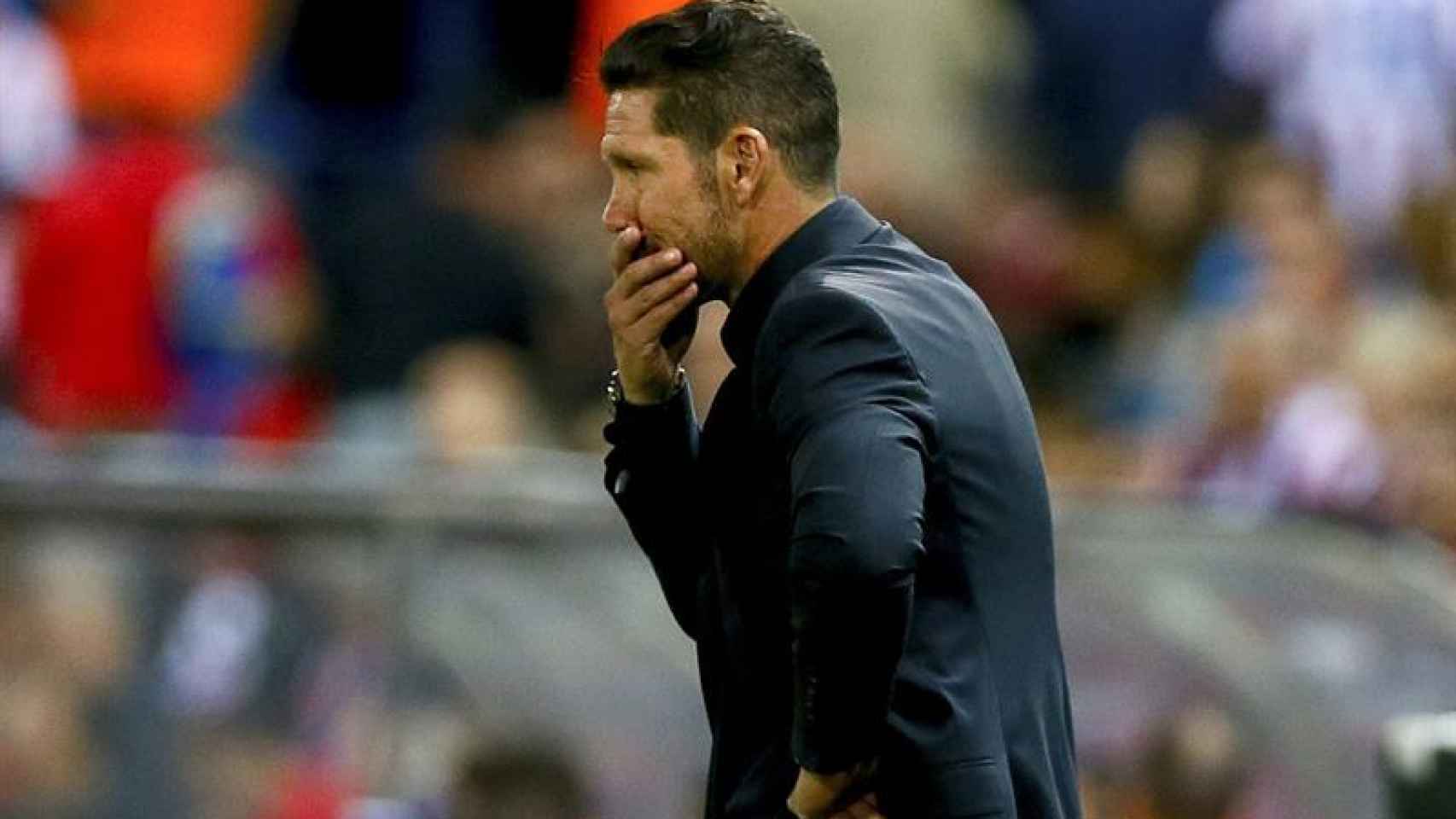 El entrenador argentino del Atlético de Madrid, Diego Pablo Simeone, durante el partido ante el Benfica