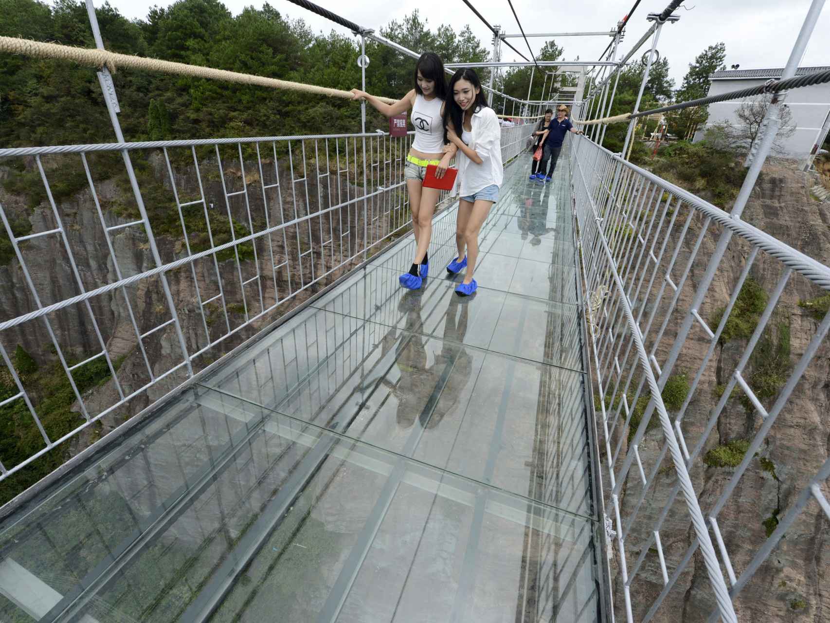 Las estructuras elevadas con suelo de cristal son casi una moda en China.