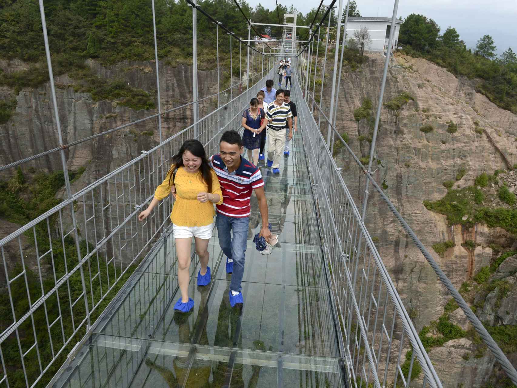 El nuevo puente con suelo de cristal inaugurado en China mide 300 metros.