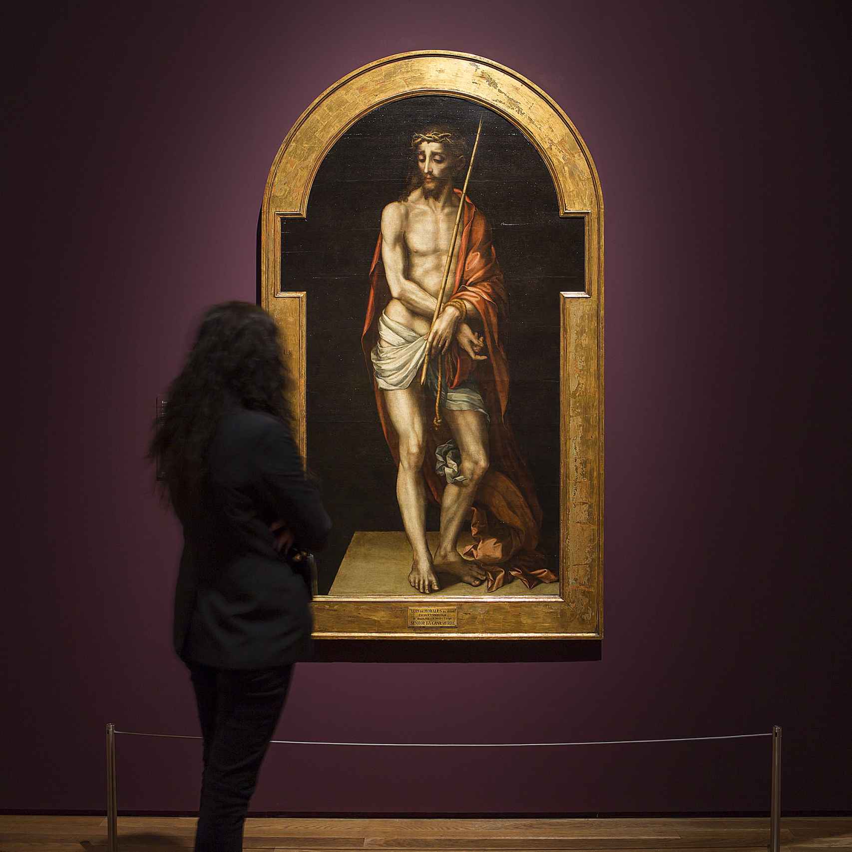 Una visitante ante uno de los cuadros de la exposición del Museo del Prado.