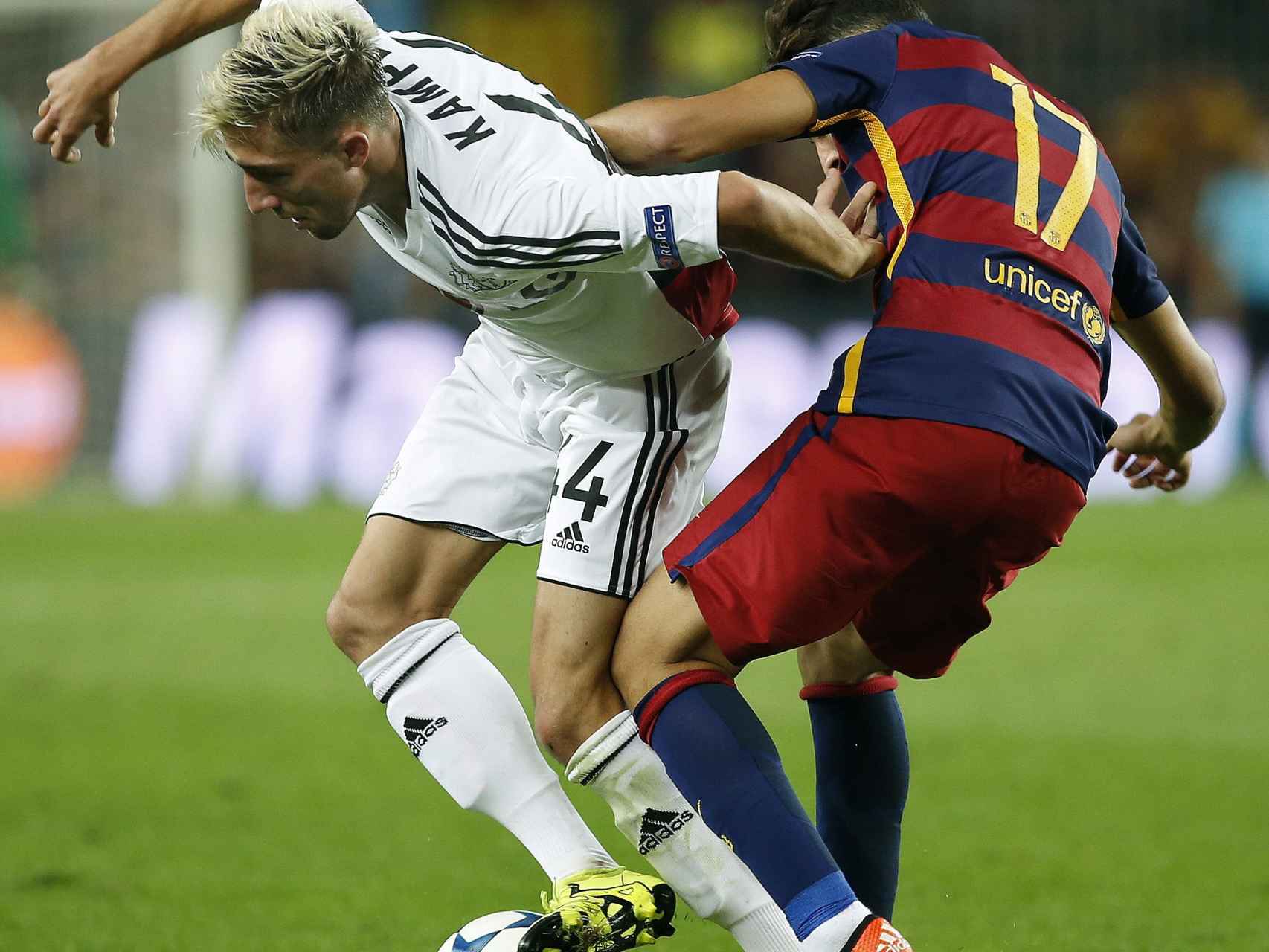 El delantero del F. C. Barcelona, Munir El Haddadi, disputa el balón con el centrocampista esloveno del Bayer Leverkusen, Kevin Kampl