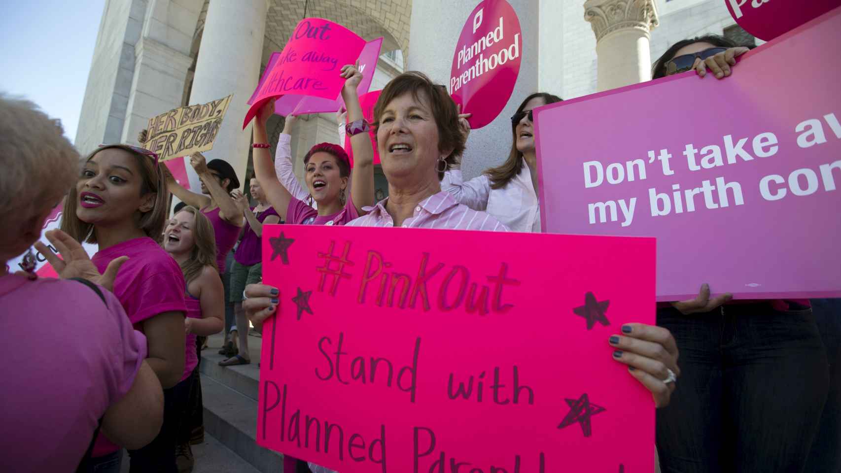 Activistas se manifiestan a favor de Planned Parenthood en Los Ángeles.