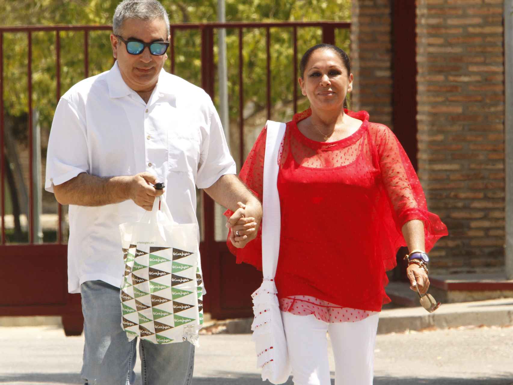 Isabel Pantoja y su hermano Agustín abandonando la cárcel durante uno de los permisos