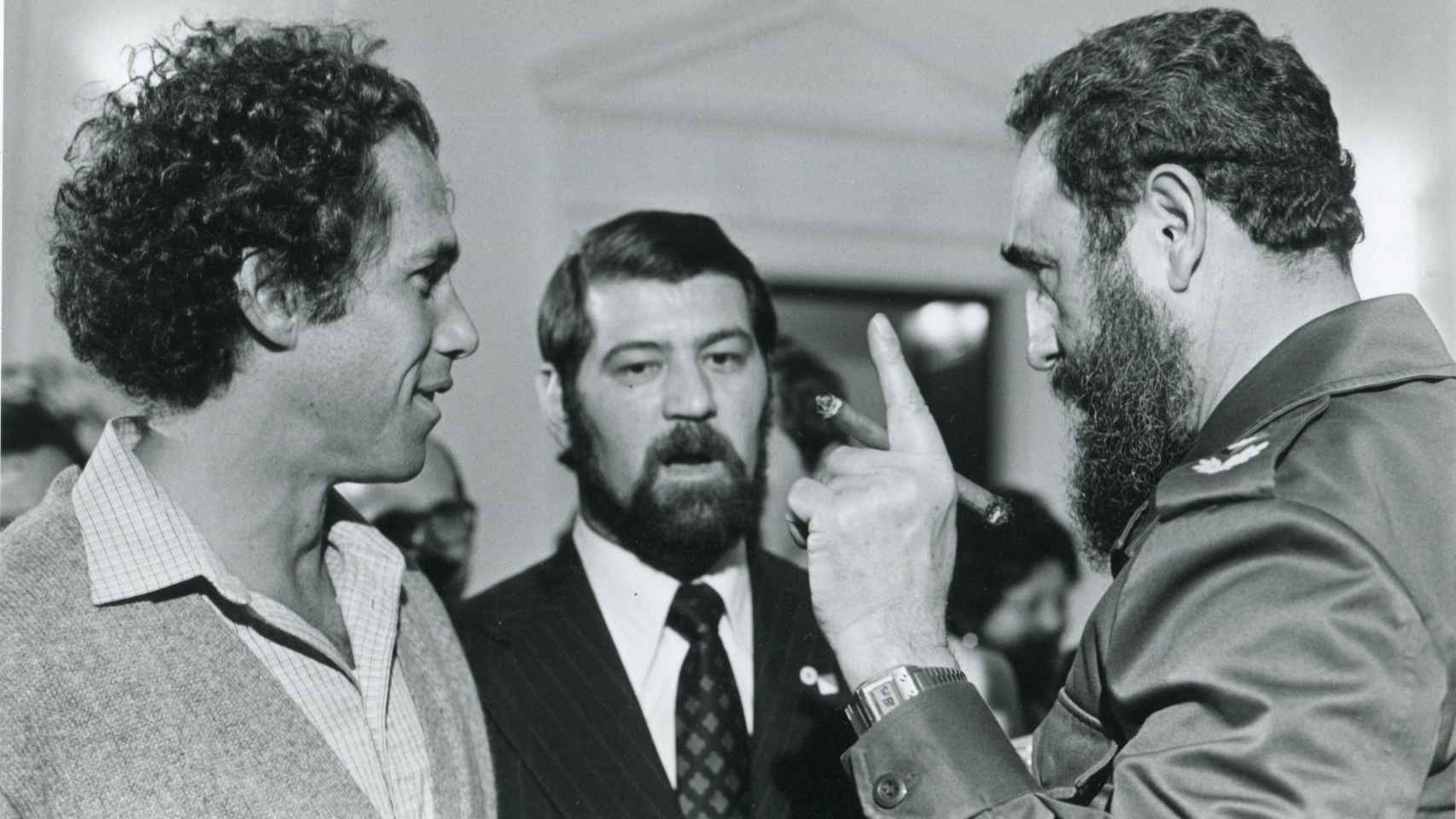 Jon Albert, a la izda., el intérprete Frank Vales y Fidel Castro, en Nueva York en 1979