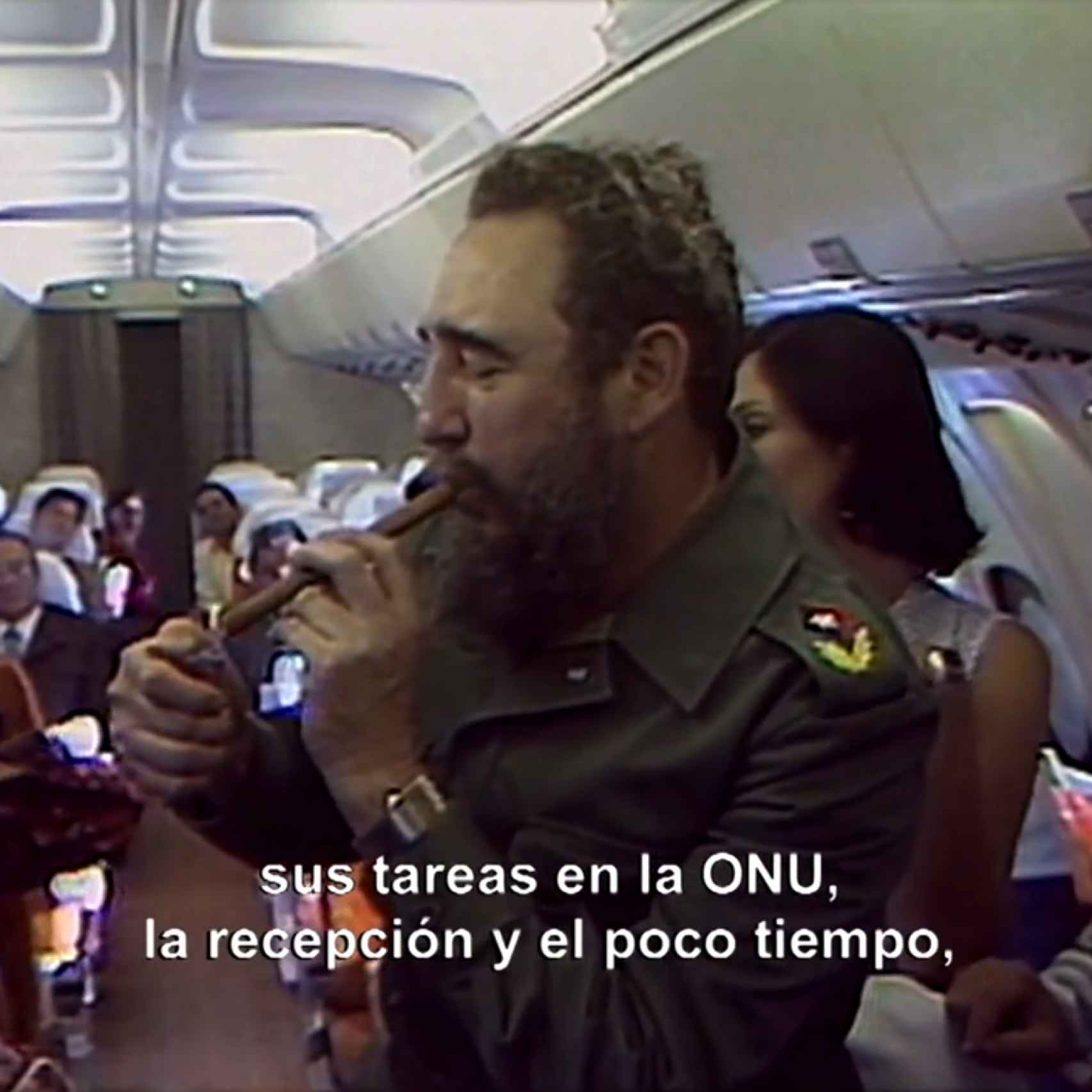 Fidel fumando en su avion