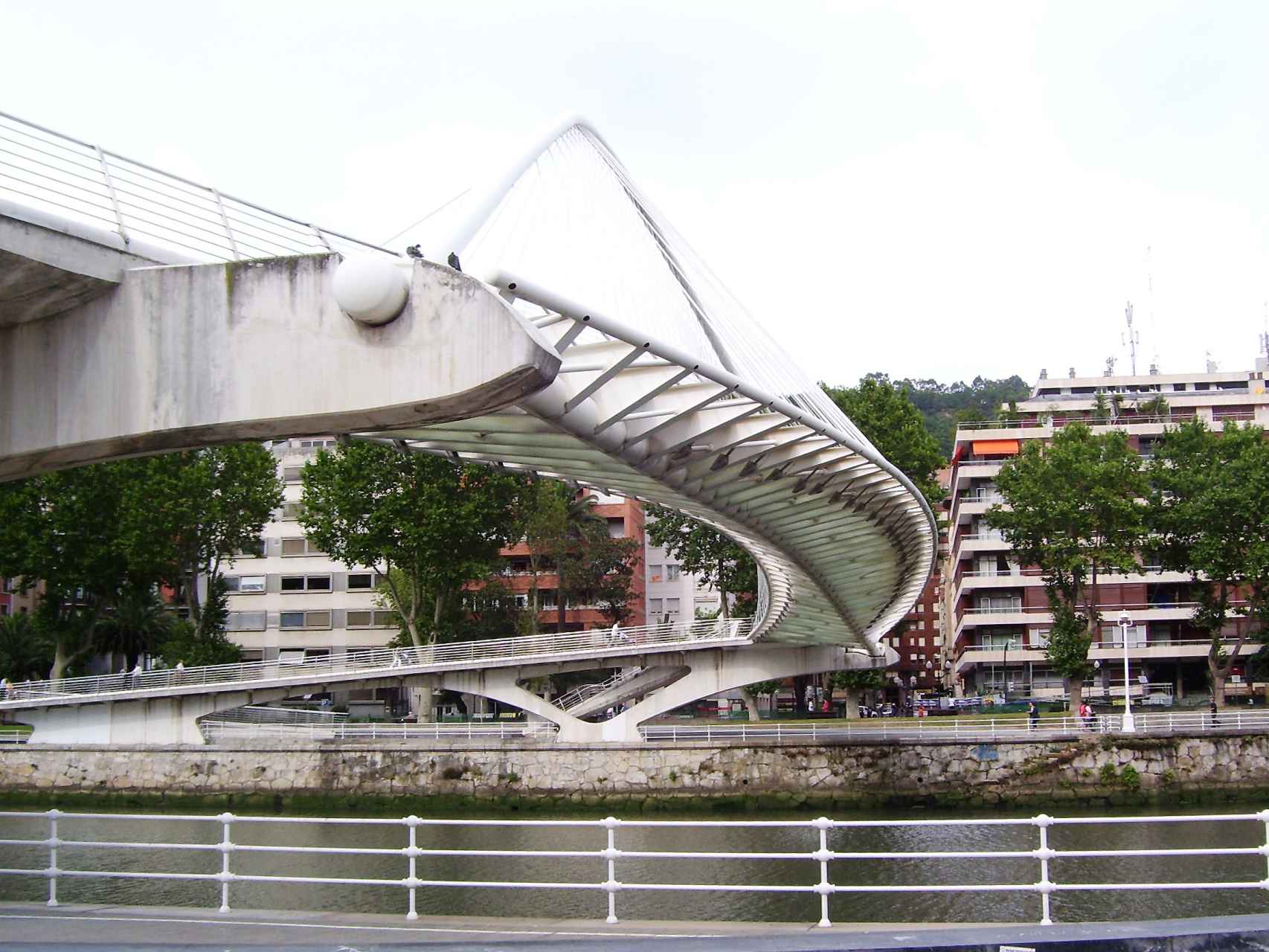 El puente Zubizuri, obra de Calatrava, tiene cubierta de vidrio.