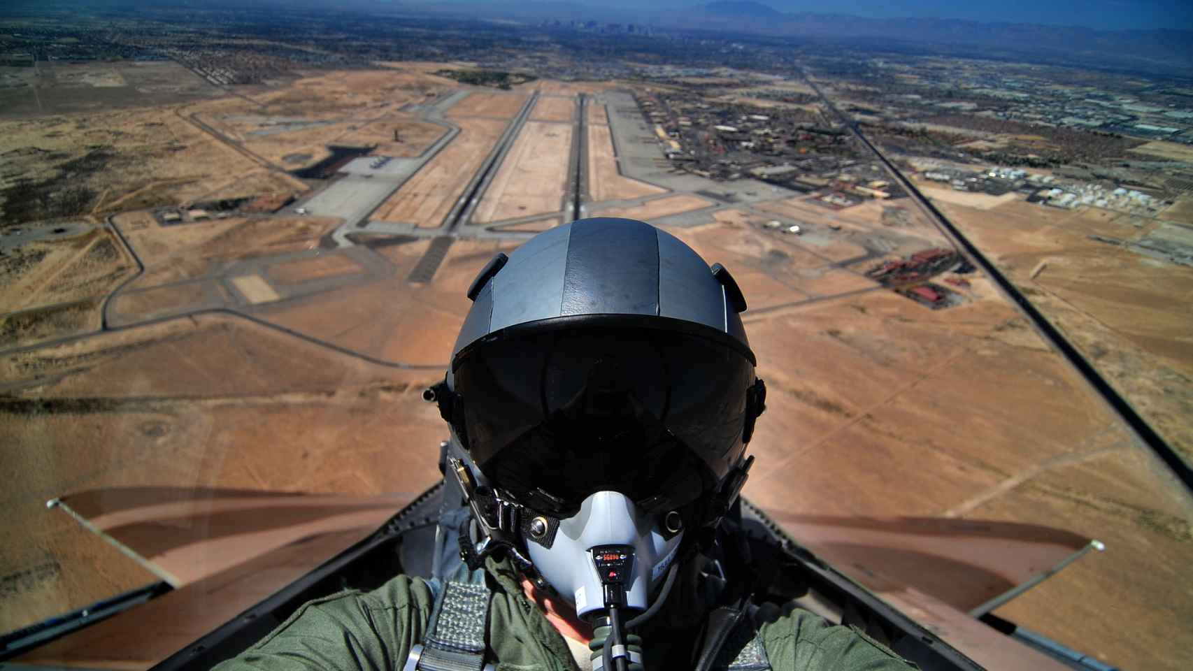 Piloto durante un vuelo de entrenamiento a bordo de un  F-15D.