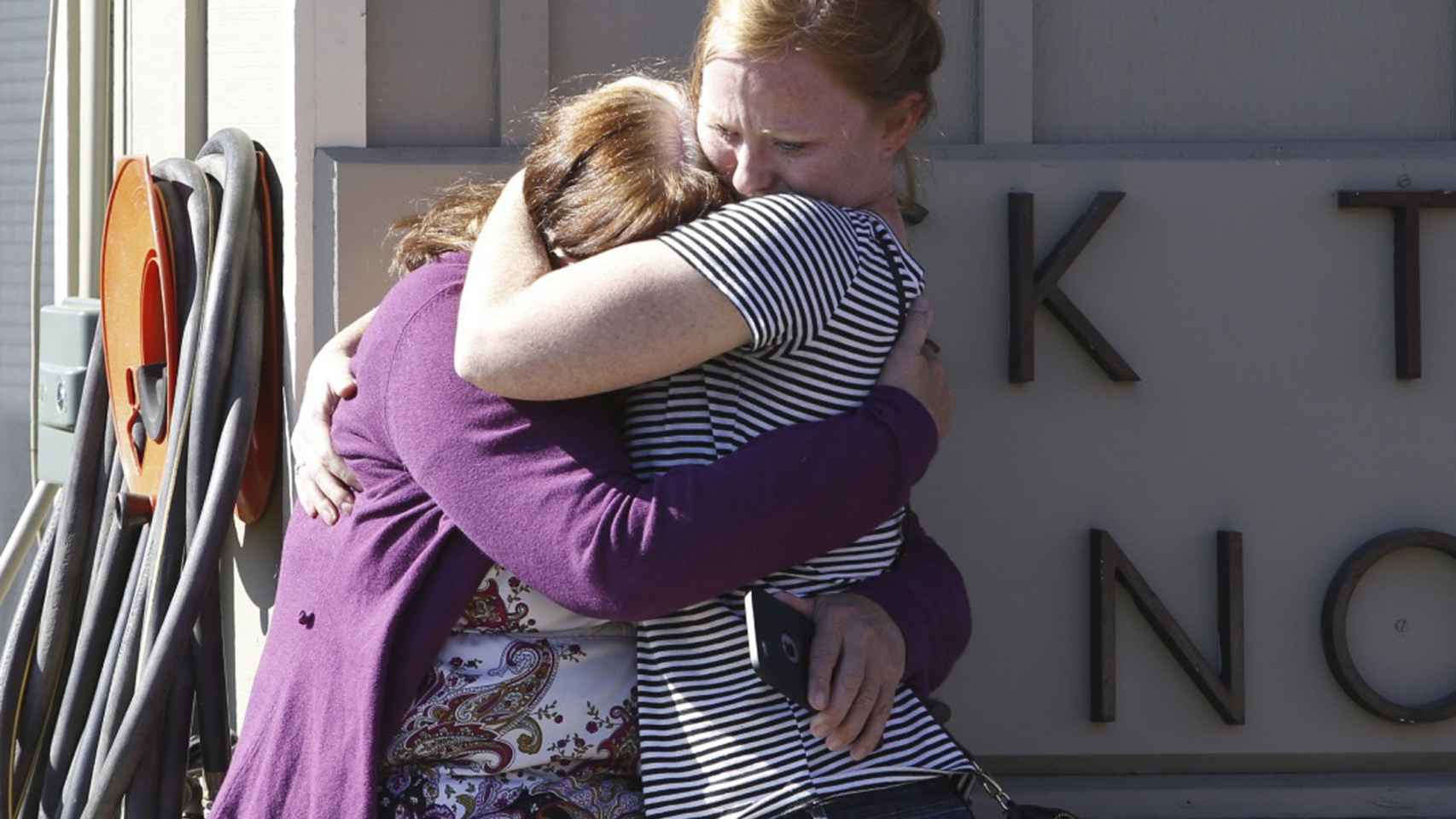 Dos alumnas de la universidad se abrazan tras el tiroteo / Reuters