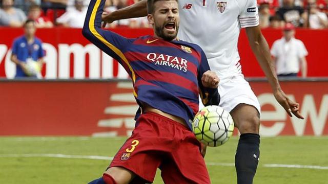 Piqué durante una acción del partido. /Efe