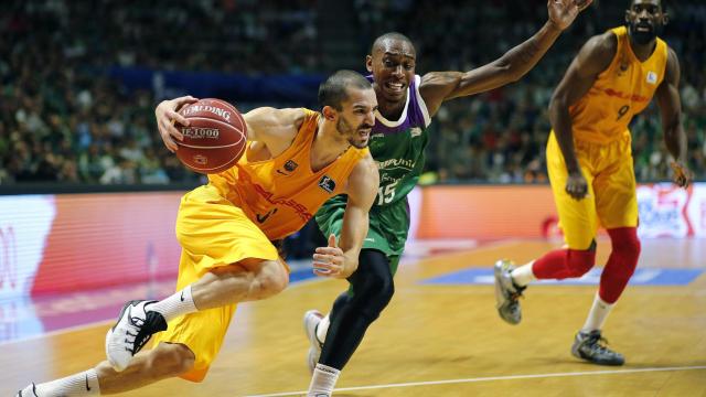 Pau Ribas intenta superar a Jamar Smith durante la final de la Supercopa.