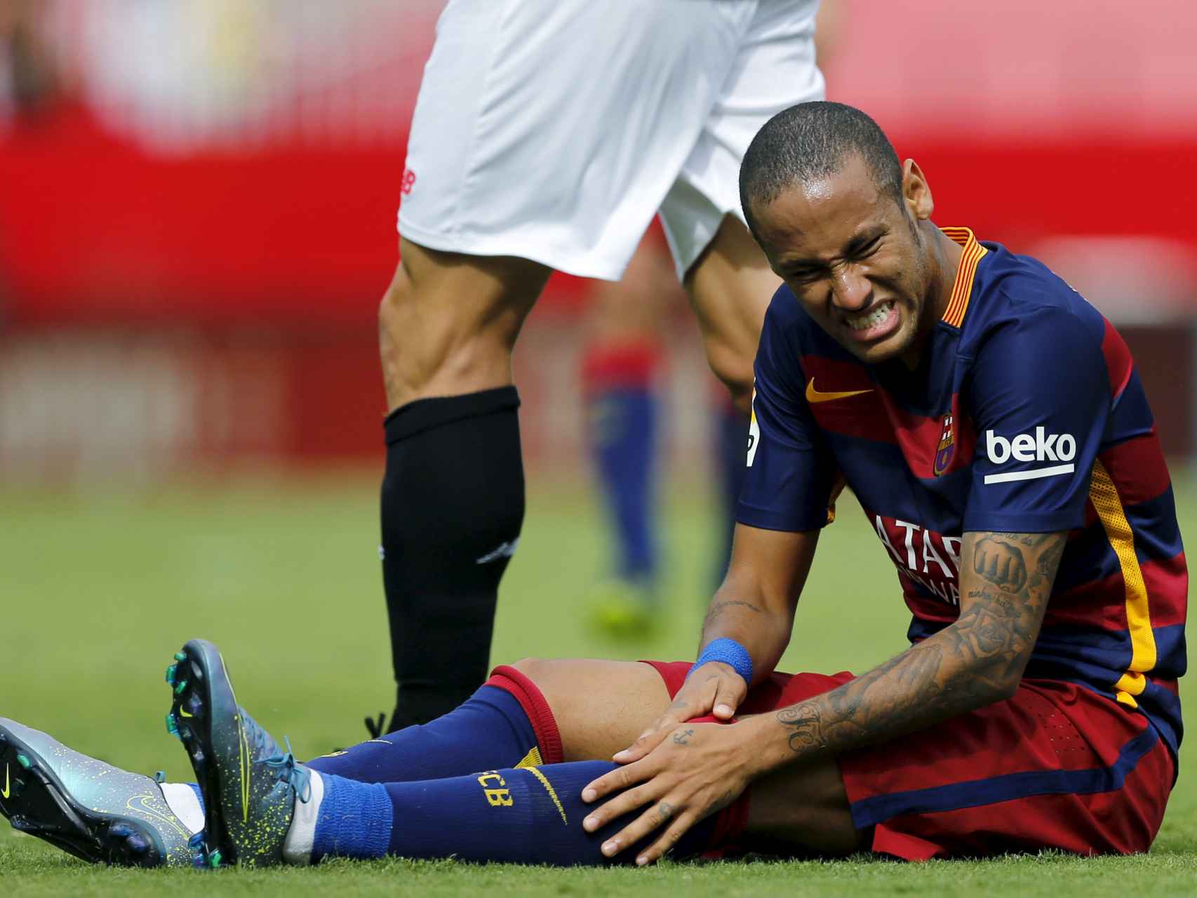 Neymar se lamenta durante el partido. /Reuters