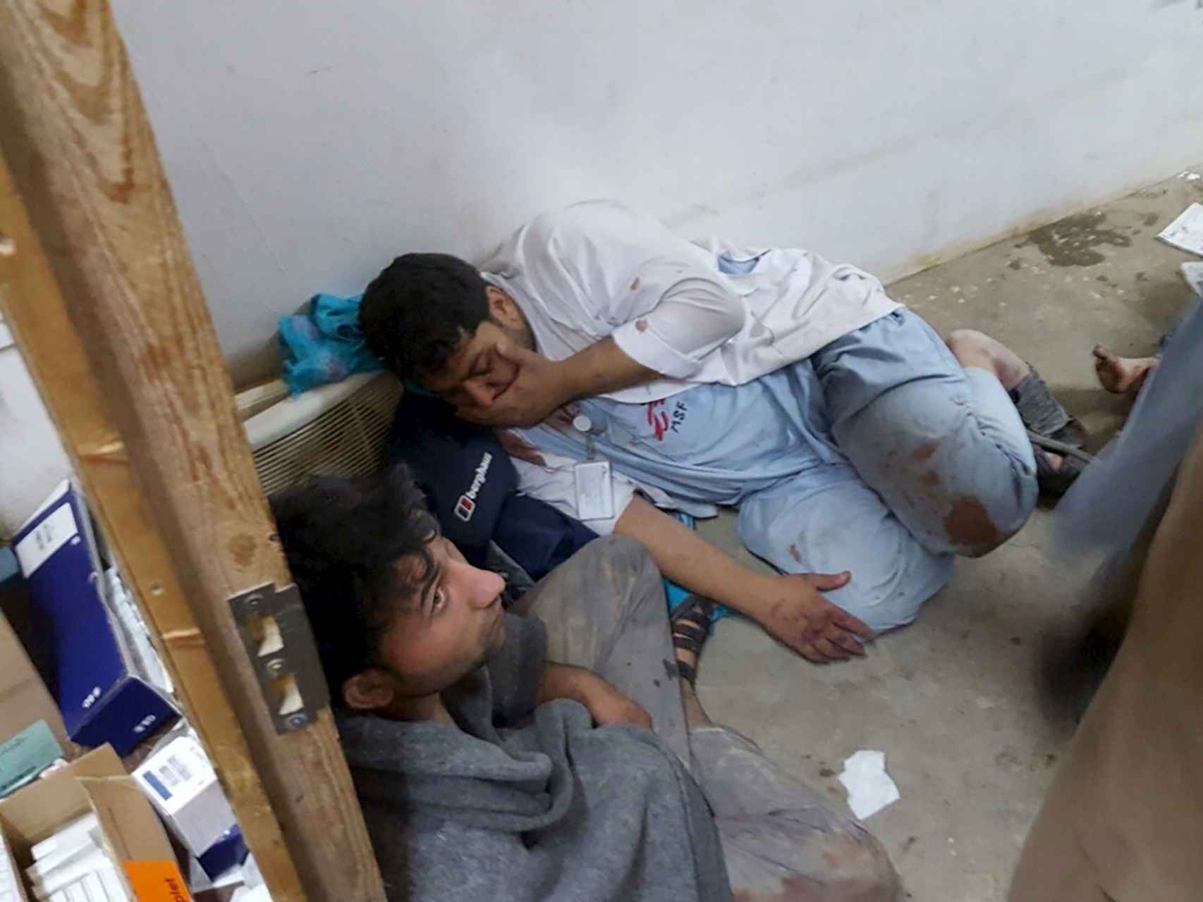 Dos miembros de MSF durante el bombardeo en el hospital de Kunduz. / Reuters