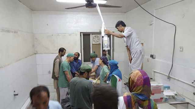 Siguen atendiendo a los pacientes en un espacio habilitado en el hospital bombardeado por EEUU en Kunduz, Afganistán
