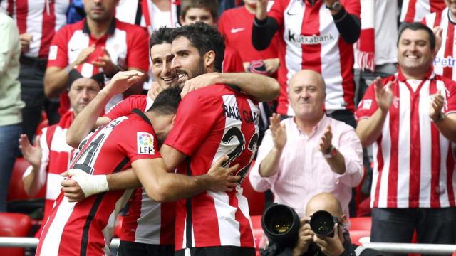 Aduriz y Raúl García celebran uno de los goles del partido ante el Valencia.