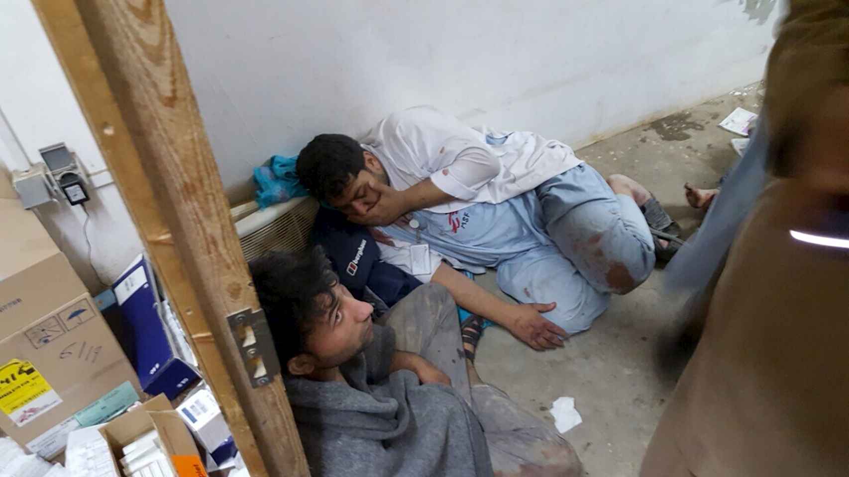 Dos pacientes se refugian de las bombas en el hospital atacado por Estado Unidos en la ciudad afgana de Kunduz