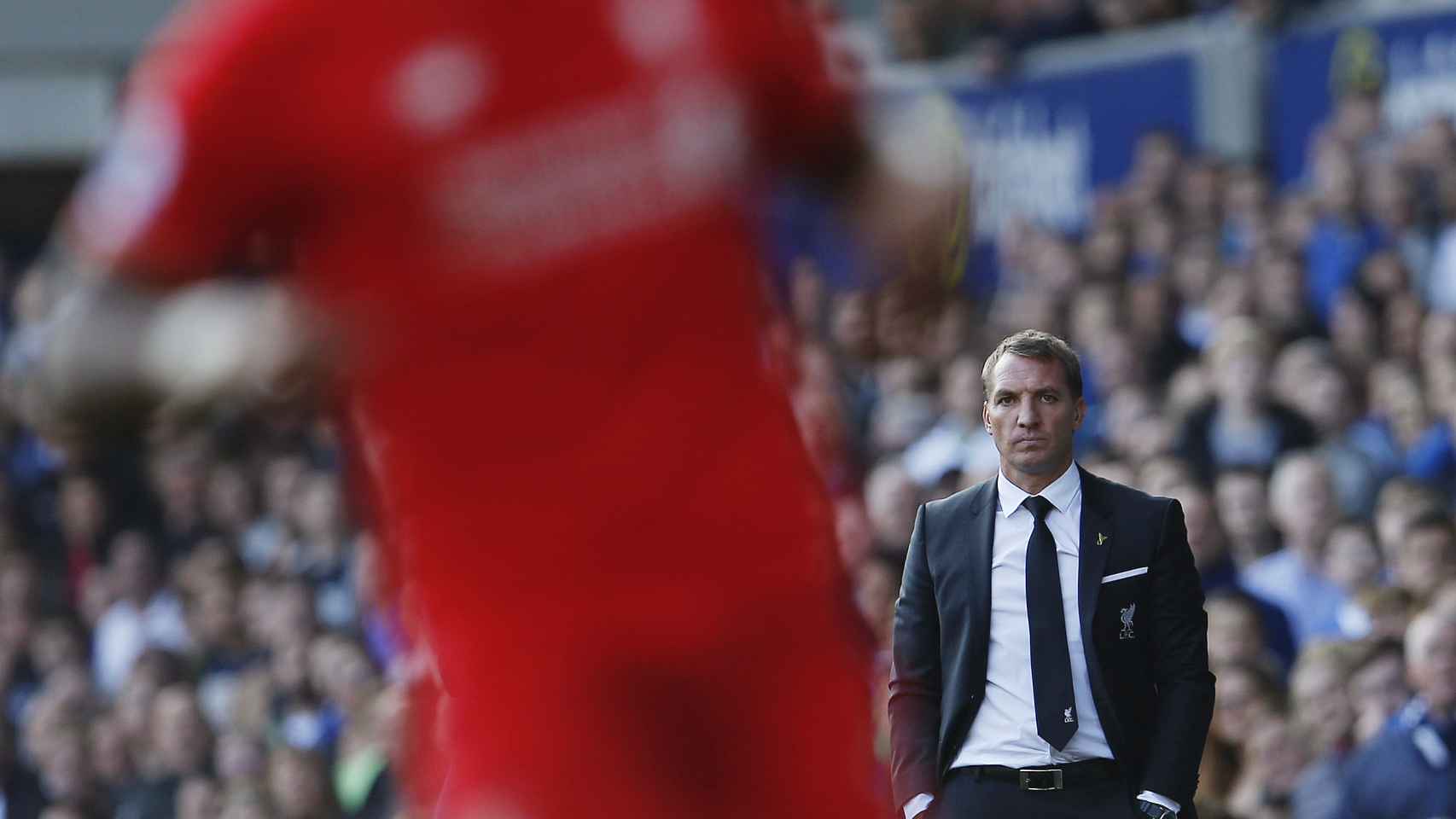 Brendan Rodgers observa al Liverpool desde el banquillo.