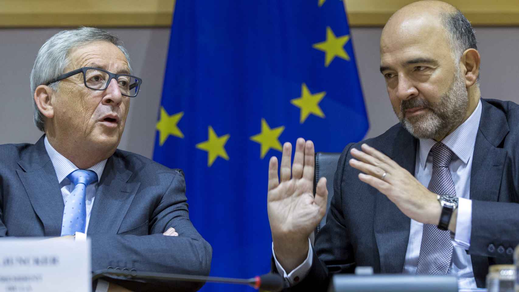 El presidente de la Comisión, Jean-Claude Juncker, y el comisario Pierre Moscovici