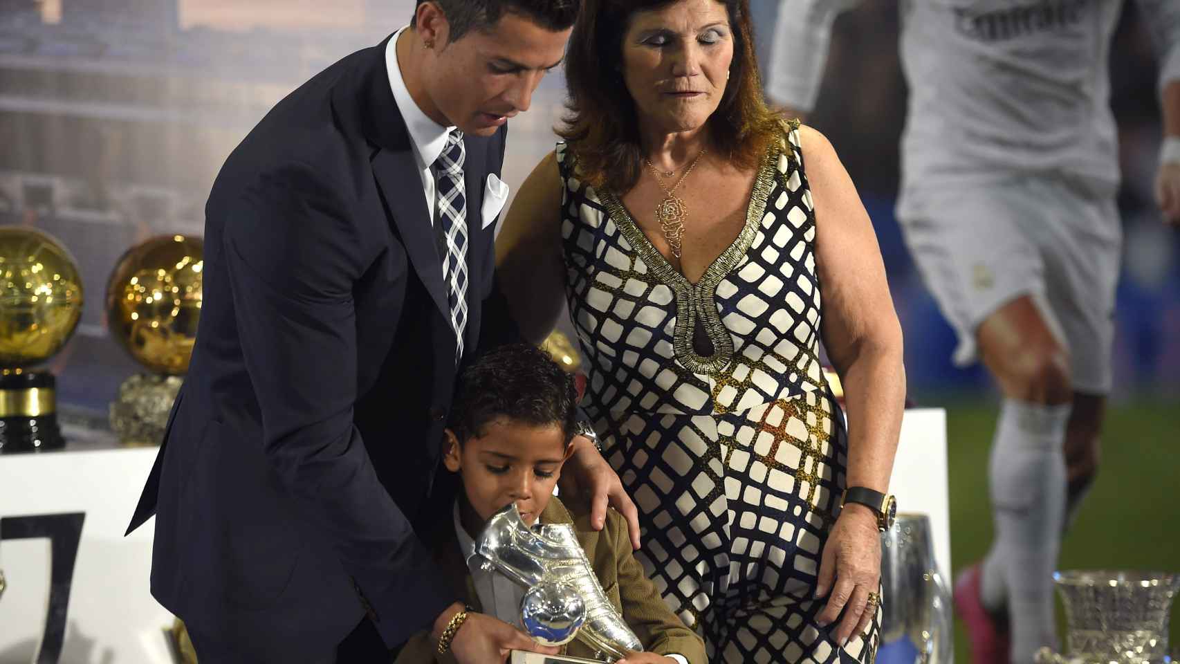 Cristiano Ronaldo, su hijo y su madre con el premio al máximo goleador