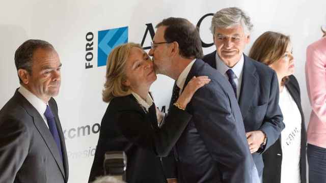 Catalina Luca de Tena saluda al expresidente de Gobierno Mariano Rajoy, en una imagen de archivo.