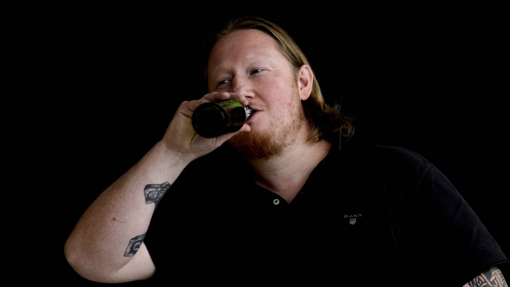 Morten Storm bebe una cerveza danesa recordando el momento en que renunció a la yihad