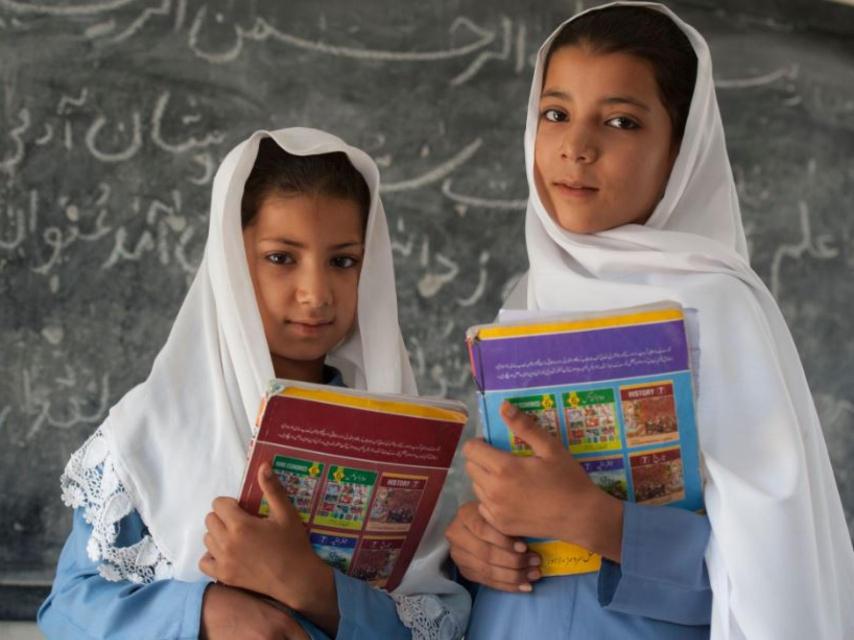 Las hijas de Salma, una de las primeras alumnas de Aqeela Asifi.