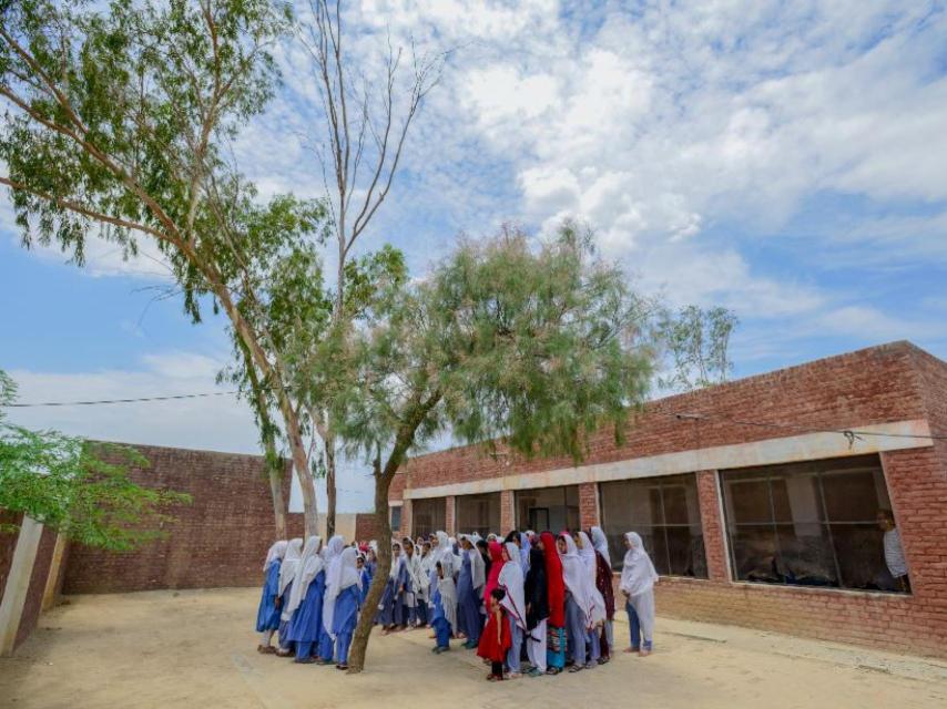 Las alumnas de Aqeela Asafi reunidas en el patio del colegio.