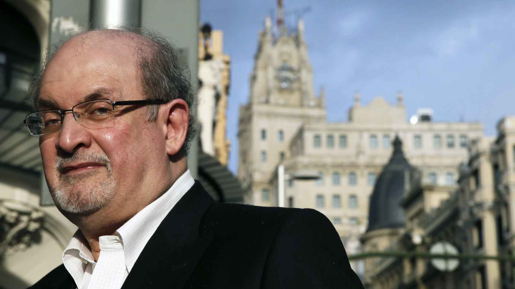Salman Rushdie en la Gran Vía de Madrid, en octubre de 2015.